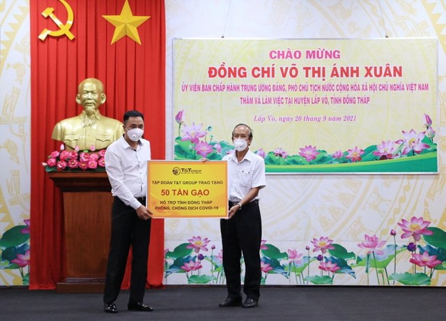 T&amp;T Group ủng hộ Đồng Th&aacute;p th&ecirc;m 50 tấn gạo để hỗ trợ người d&acirc;n tr&ecirc;n địa b&agrave;n tỉnh sớm vượt qua giai đoạn kh&oacute; khăn do ảnh hưởng của dịch bệnh.