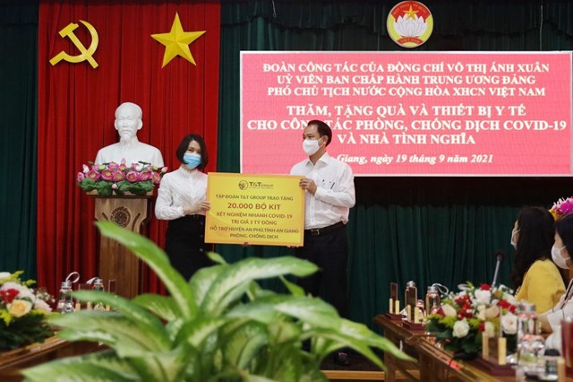 Đại diện Tập đo&agrave;n T&amp;T Group trao tặng 20.000 bộ kit x&eacute;t nghiệm nhanh Covid-19 trị gi&aacute; 3 tỷ đồng cho đại diện l&atilde;nh đạo huyện An Ph&uacute; (tỉnh An Giang), &ldquo;tiếp sức&rdquo; địa phương trong c&ocirc;ng t&aacute;c ph&ograve;ng, chống dịch.