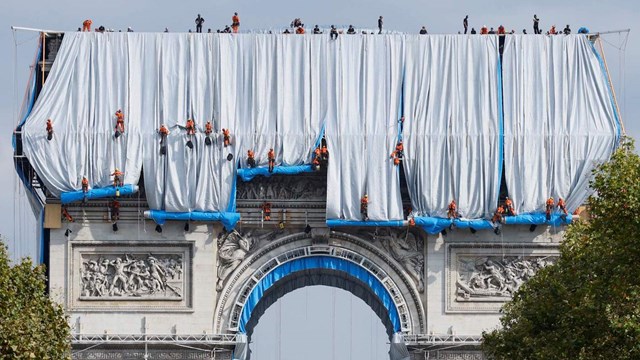 Việc &ldquo;kho&aacute;c &aacute;o&rdquo; cho Khải Ho&agrave;n M&ocirc;n phải mất 16 ng&agrave;y với 23.000m2 vải t&aacute;i chế (Ảnh: CNN)