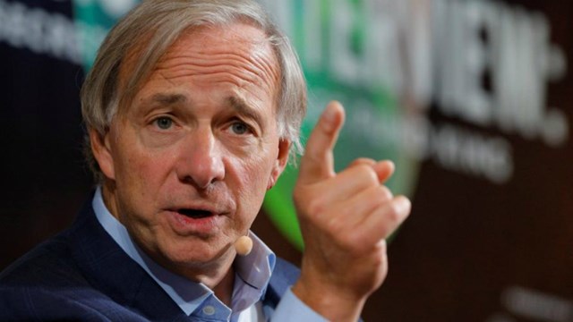 Tỷ ph&uacute; Ray Dalio - nh&agrave; s&aacute;ng lập của quỹ đầu tư Bridgewater Associates - khuy&ecirc;n kh&ocirc;ng n&ecirc;n theo đuổi qu&aacute; nhiều mục ti&ecirc;u c&ugrave;ng l&uacute;c.