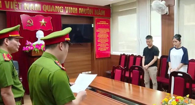 Cơ quan cảnh s&aacute;t điều tra Bộ C&ocirc;ng an bắt giữ Hằng Du Mục, Quang Linh Vlogs (Nguồn: Bộ C&ocirc;ng an)
