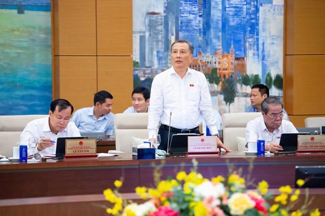 Chủ nhiệm Uỷ ban Khoa học C&ocirc;ng nghệ v&agrave; M&ocirc;i trường L&ecirc; Quang Huy ph&aacute;t biểu tại phi&ecirc;n họp.