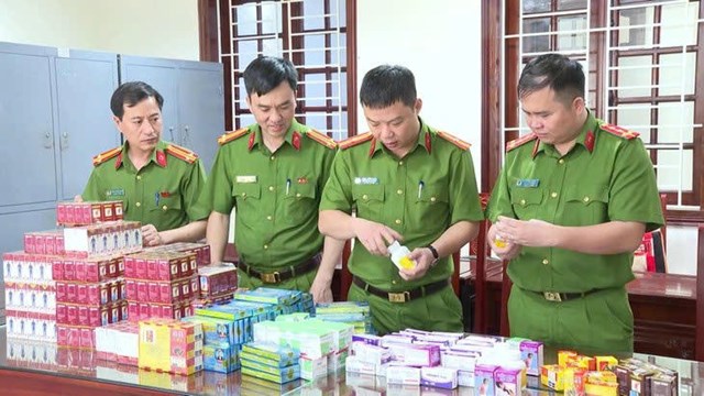 Cơ quan Cảnh sát điều tra Công an tỉnh Thanh Hoá phát hiện, bắt giữ số lượng lớn sản phẩm thuốc, thực phẩm chức năng là hàng giả. (Nguồn: Báo Tuổi trẻ)