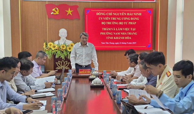 Bộ trưởng Bộ Tư pháp Nguyễn Hải Ninh kiểm tra, làm việc tại phường Nam Nha Trang.