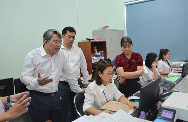 Bộ trưởng trực tiếp kiểm tra, hướng dẫn quy tr&igrave;nh khai b&aacute;o, nhập dữ liệu hộ tịch v&agrave; hoạt động của bộ phận &ldquo;một cửa&rdquo;.