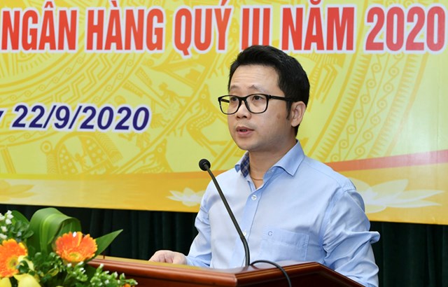Ph&oacute; Vụ trưởng Vụ Thanh to&aacute;n - Nghi&ecirc;m Thanh Sơn trao đổi tại họp b&aacute;o