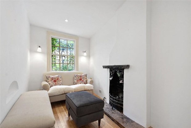 Ng&#244;i nh&#224; hẹp nhất London g&#226;y tranh c&#227;i lớn khi rao b&#225;n với gi&#225; tận hơn 30 tỷ đồng, ai cũng t&#242; m&#242; liệu b&#234;n trong chứa &quot;kho b&#225;u&quot; g&#236; kh&#244;ng - Ảnh 9