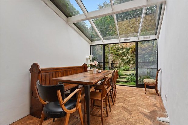 Ng&#244;i nh&#224; hẹp nhất London g&#226;y tranh c&#227;i lớn khi rao b&#225;n với gi&#225; tận hơn 30 tỷ đồng, ai cũng t&#242; m&#242; liệu b&#234;n trong chứa &quot;kho b&#225;u&quot; g&#236; kh&#244;ng - Ảnh 2