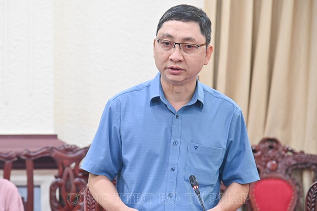 Vụ trưởng Vụ C&aacute;c vấn đề chung về x&acirc;y dựng ph&aacute;p luật Trần Anh Đức b&aacute;o c&aacute;o tại cuộc họp.
