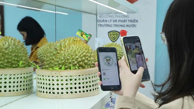Qu&eacute;t m&atilde; QR code l&agrave; biện ph&aacute;p được nhiều doanh nghiệp sử dụng trong việc bảo vệ thương hiệu.