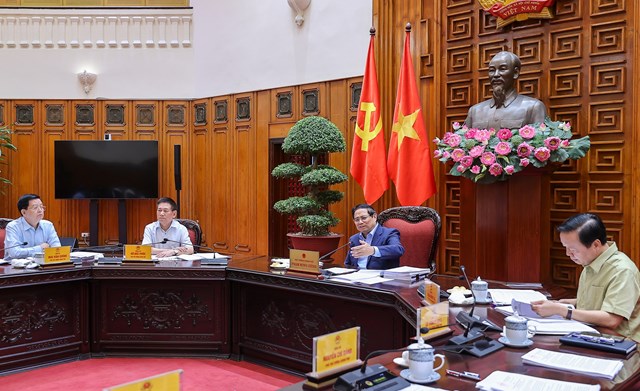 Thủ tướng y&ecirc;u cầu đẩy mạnh ph&acirc;n cấp, ph&acirc;n quyền, cắt giảm thủ tục trong quản l&yacute; nh&agrave; nước, giảm tiền kiểm, tăng hậu kiểm - Ảnh: VGP/Nhật Bắc