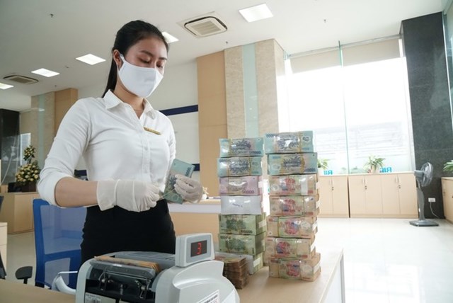 L&atilde;i suất cho vay giảm chậm hơn l&atilde;i suất huy động