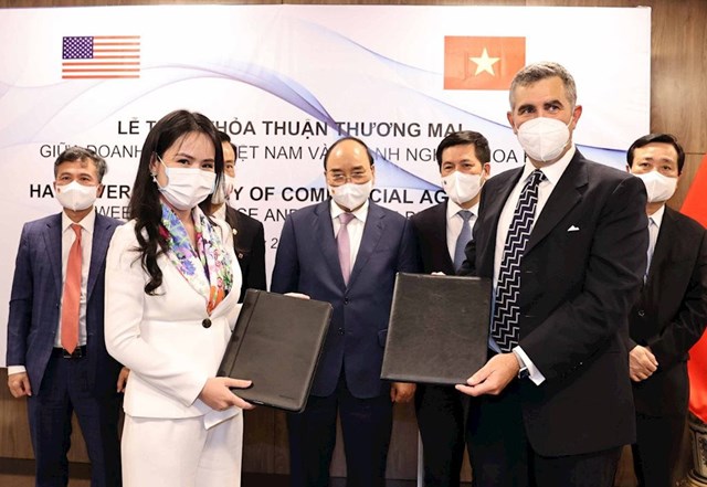 B&agrave; Nguyễn Thị Thanh B&igrave;nh, Ph&oacute; Tổng Gi&aacute;m đốc T&amp;T Group v&agrave; &ocirc;ng John Wallington, Gi&aacute;m đốc T&agrave;i ch&iacute;nh, Tập đo&agrave;n UPC Renewables (Hoa Kỳ) trao đổi MoU về ph&aacute;t triển năng lượng.
