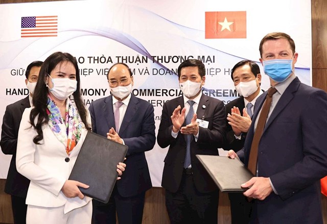 B&agrave; Nguyễn Thị Thanh B&igrave;nh, Ph&oacute; Tổng gi&aacute;m đốc T&amp;T Group v&agrave; &ocirc;ng Ryan Legrand, Chủ tịch, Gi&aacute;m đốc điều h&agrave;nh Hội đồng ngũ cốc Hoa Kỳ trao đổi hợp đồng về nhập khẩu nguy&ecirc;n liệu thức ăn chăn nu&ocirc;i.