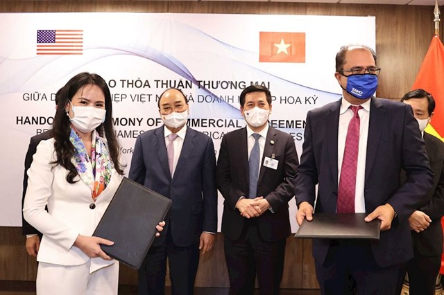 B&agrave; Nguyễn Thị Thanh B&igrave;nh, Ph&oacute; Tổng Gi&aacute;m đốc T&amp;T Group v&agrave; &ocirc;ng Sheetal (Monty) Sharma, Gi&aacute;m đốc điều h&agrave;nh Nutraceutical trao đổi hợp đồng ph&acirc;n phối TPCN tại Việt Nam.
