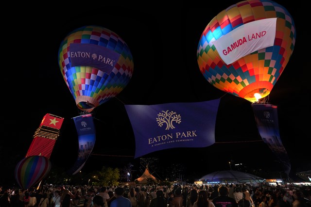 Người d&acirc;n chi&ecirc;m ngưỡng khoảnh khắc ngoạn mục hiếm thấy giữa bầu trời th&agrave;nh phố, được tạo ra từ 2 khinh kh&iacute; cầu lớn nhất Việt Nam &nbsp;