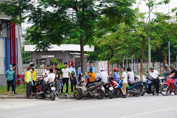 C&ocirc;ng nh&acirc;n hoang mang, đến tập trung trước cổng c&ocirc;ng ty để nghe ng&oacute;ng th&ocirc;ng tin