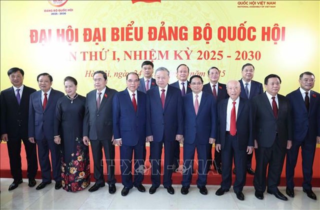 Tổng B&iacute; thư T&ocirc; L&acirc;m, Thủ tướng Phạm Minh Ch&iacute;nh c&ugrave;ng c&aacute;c đồng ch&iacute; L&atilde;nh đạo, nguy&ecirc;n L&atilde;nh đạo Đảng, Nh&agrave; nước dự Đại hội. Ảnh: Thống Nhất/TTXVN