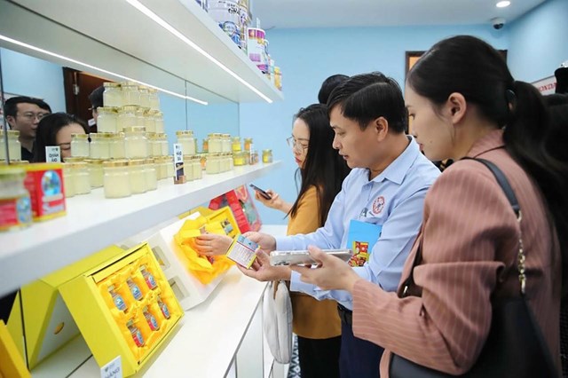 Khi người dân quan tâm đến việc mua hàng chính hãng, hàng giả sẽ hết “đất sống”. (Ảnh: PV)