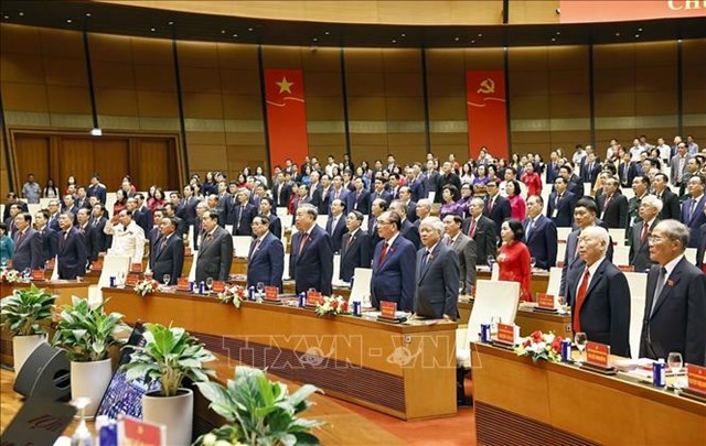 Tổng B&iacute; thư T&ocirc; L&acirc;m c&ugrave;ng c&aacute;c đồng ch&iacute; L&atilde;nh đạo, nguy&ecirc;n L&atilde;nh đạo Đảng, Nh&agrave; nước v&agrave; đại biểu thực hiện nghi thức ch&agrave;o cờ. Ảnh: Do&atilde;n Tấn/TTXVN