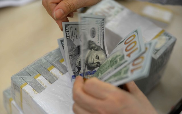 Tiền USD v&agrave; Hộ chiếu l&agrave; một trong những thứ kh&ocirc;ng thể thiếu khi mua nh&agrave; ở nước ngo&agrave;i nhưng việc chuyển tiền th&ocirc;ng qua con đường n&agrave;o để ra nước ngo&agrave;i? - Ảnh: TL