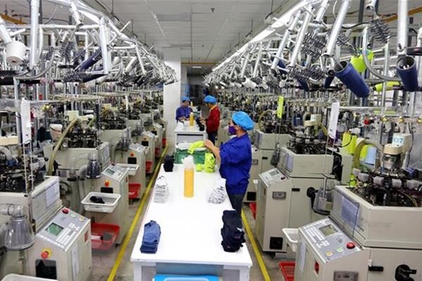 D&acirc;y chuyền sản xuất tất tại C&ocirc;ng ty TNHH Dệt Nhuộm Jasan Việt Nam, vốn đầu tư của Trung Quốc, tại khu c&ocirc;ng nghiệp VSIP (Hải Ph&ograve;ng). Ảnh: TTXVN