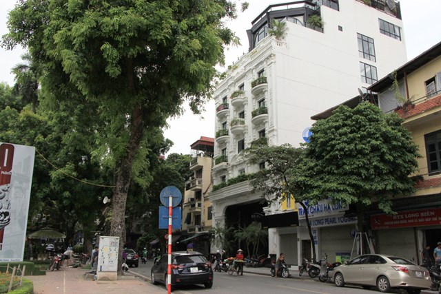Nhiều kh&aacute;ch sạn lớn, nằm ở vị tr&iacute; đắc địa vẫn đ&oacute;ng cửa im l&igrave;m.