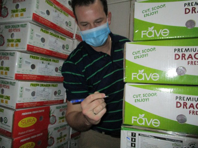 &Ocirc;ng Timothy Westbrook đang kiểm tra l&ocirc; tr&aacute;i c&acirc;y Việt Nam trước khi xuất khẩu sang Mỹ trưa 25/9