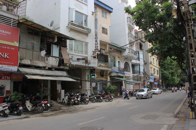 Nhiều kh&aacute;ch sạn tr&ecirc;n phố cổ H&agrave; Nội mở lại nhưng cũng chỉ để cho &ldquo;tho&aacute;ng kh&iacute;&rdquo; chứ kh&ocirc;ng c&oacute; kh&aacute;ch.