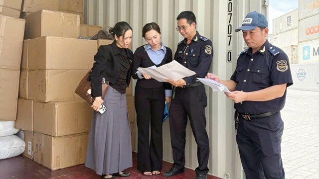 Lực lượng Hải quan tiến h&agrave;nh kiểm tra số h&agrave;ng h&oacute;a vi phạm.&nbsp;(Nguồn: Cục Hải quan)
