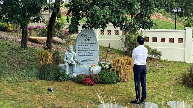 Bức tượng v&agrave; b&agrave;i thơ của liệt sĩ B&ugrave;i Năng Đắc trong khu&ocirc;n vi&ecirc;n khu di t&iacute;ch &nbsp;