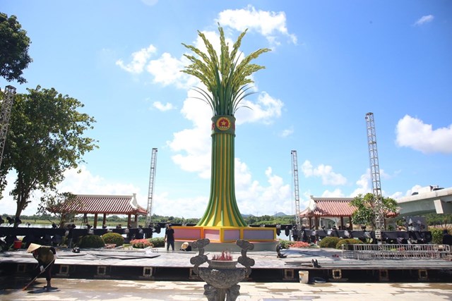 Điểm nhấn l&agrave; Đ&agrave;i tưởng niệm mới, m&ocirc; phỏng h&igrave;nh b&oacute; l&uacute;a gồm 16 b&ocirc;ng cao 16 m&eacute;t tr&ecirc;n khối bệ h&igrave;nh ng&ocirc;i sao &nbsp;