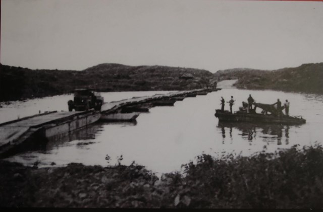 Cầu phao Long Đại, ảnh chụp năm 1972. (Ảnh tư liệu) &nbsp;