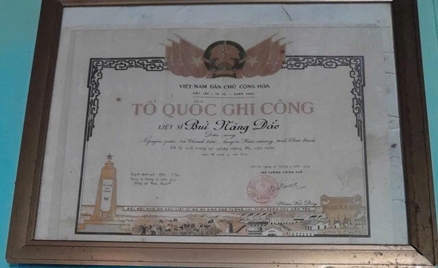 Tấm bằng Tổ quốc ghi c&ocirc;ng của liệt sĩ B&ugrave;i Năng Đắc được treo trang trọng tại qu&ecirc; nh&agrave;. (Ảnh: Gia đ&igrave;nh cung cấp) &nbsp;