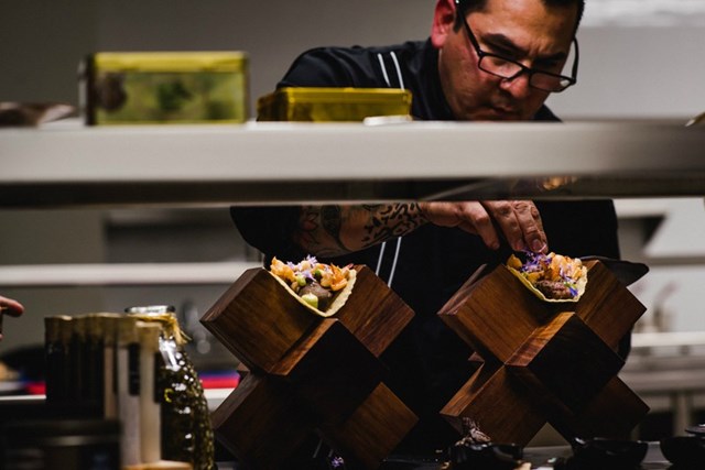 Đầu bếp Juan Licerio Alcala v&agrave; chiếc b&aacute;nh tacos gần 600 triệu.
