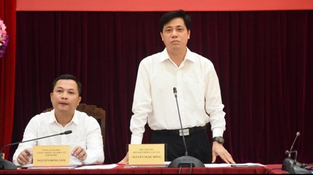 Thứ trưởng Bộ Giao th&ocirc;ng vận tải Nguyễn Ngọc Đ&ocirc;ng (đứng) th&ocirc;ng tin tại họp b&aacute;o