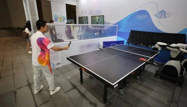 Vận động vi&ecirc;n v&agrave; du kh&aacute;ch c&oacute; thể chơi b&oacute;ng b&agrave;n với robot để luyện phản xạ (Ảnh: Internet).&nbsp;