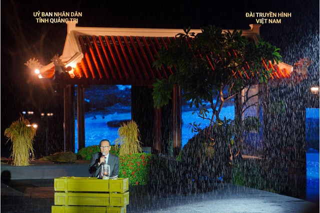 &ldquo;C&aacute;c anh chị ơi, Long Đại giờ đẹp lắm. C&aacute;c bến ph&agrave; đều rất y&ecirc;n b&igrave;nh, tất cả mọi người đều nhớ, đều biết ơn c&aacute;c anh chị nhiều lắm&hellip;&rdquo;, MC Lại Văn S&acirc;m khiến người xem lặng đi với lời chia sẻ đầy x&uacute;c động. Ảnh: VTV &nbsp;