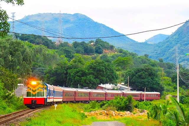 Tuyến đường sắt Hải Phòng - Hạ Long - Móng Cái dự kiến dài khoảng 187 km, xuất phát từ ga Nam Đình Vũ (Hải Phòng) và kết thúc tại khu vực Móng Cái (Quảng Ninh)
