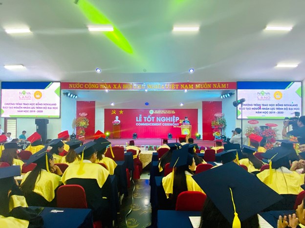 Đại diện Tập đo&agrave;n Novaland ph&aacute;t biểu tại lễ trao học bổng cho c&aacute;c em sinh vi&ecirc;n trường Đại học Phan Thiết.