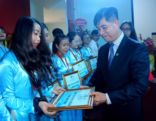 C&aacute;c suất học bổng l&agrave; tấm l&ograve;ng sẻ chia của Tập đo&agrave;n Novaland gi&uacute;p c&aacute;c em th&ecirc;m vững bước tương lai.