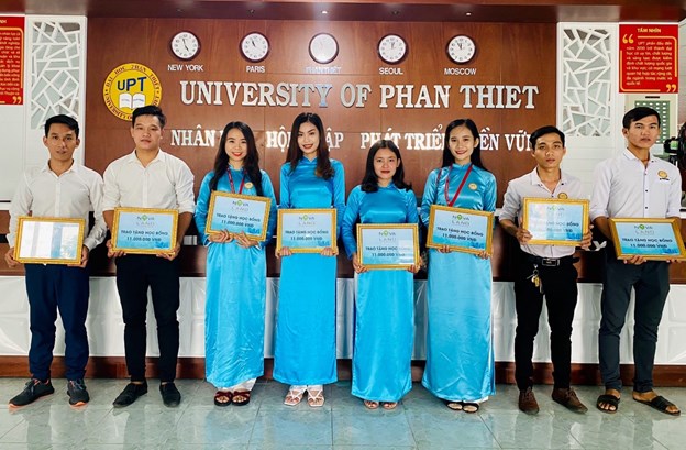 C&aacute;c em sinh vi&ecirc;n h&acirc;n hoan nhận học bổng từ Tập đo&agrave;n Novaland