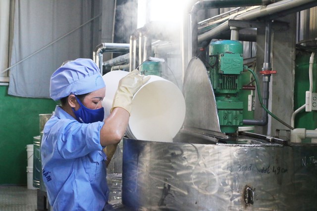 C&ocirc;ng nh&acirc;n đưa nguy&ecirc;n liệu đ&atilde; sơ chế v&agrave;o nồi nấu - c&ocirc;ng đoạn 1 trong d&acirc;y chuyền sản xuất thạch Việt Foods