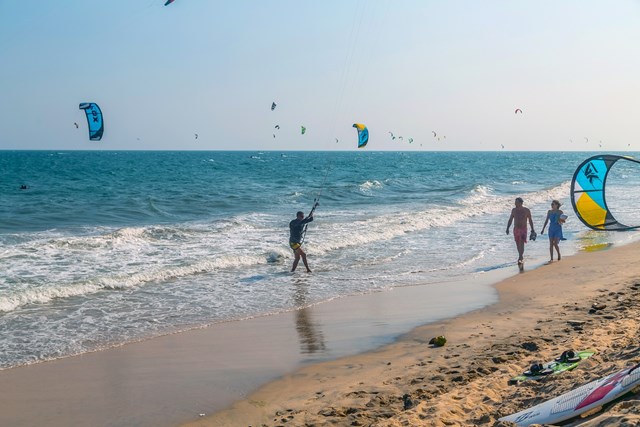 Phan Thi&ecirc;́t - Bình Thu&acirc;̣n là m&ocirc;̣t trong hai địa đi&ecirc;̉m hi&ecirc;́m hoi tại Đ&ocirc;ng Nam Á có sức gió lý tưởng cho b&ocirc;̣ m&ocirc;n lướt sóng với di&ecirc;̀u