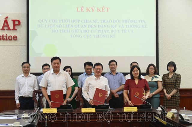 Thứ trưởng Bộ Tư ph&aacute;p Mai Lương Kh&ocirc;i, Thứ trưởng Bộ Y tế Đỗ Xu&acirc;n Tuy&ecirc;n v&agrave; Tổng cục trưởng Tổng cục Thống k&ecirc; Nguyễn Thị Hương&nbsp;k&yacute; kết Quy chế phối hợp chia sẻ, trao đổi th&ocirc;ng tin, dữ liệu số li&ecirc;n quan đến đăng k&yacute; v&agrave; thống k&ecirc; hộ tịch&nbsp; &nbsp;