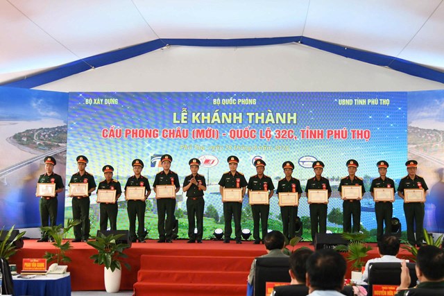 Đại tướng Phan Văn Giang tặng bằng khen cho tập thể v&agrave; c&aacute; nh&acirc;n c&oacute; th&agrave;nh t&iacute;ch suất sắc trong qu&aacute; tr&igrave;nh x&acirc;y dựng cầu Phong Ch&acirc;u