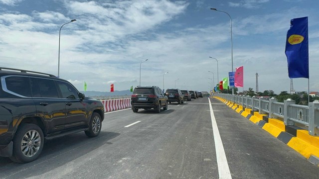Hai b&ecirc;n cầu l&agrave; đường dẫn đạt ti&ecirc;u chuẩn đường cấp III đồng bằng, vận tốc thiết kế 80 km/h.
