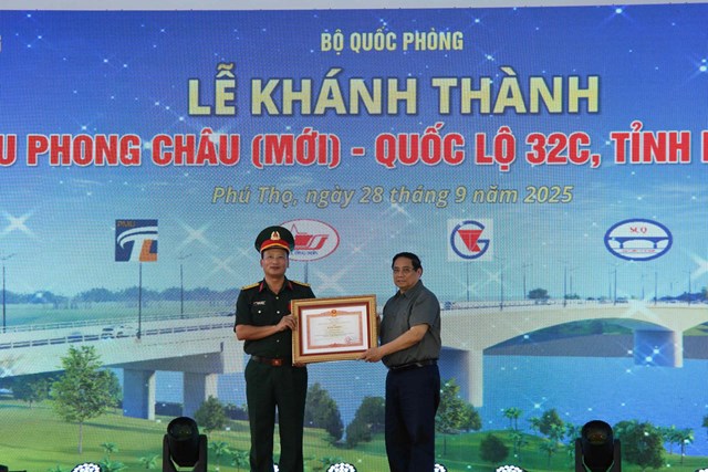 Thủ tướng Ch&iacute;nh phủ tặng bằng khen cho đại t&aacute; Nguyễn Tuấn Anh - Ph&oacute; tư lệnh binh đo&agrave;n 12