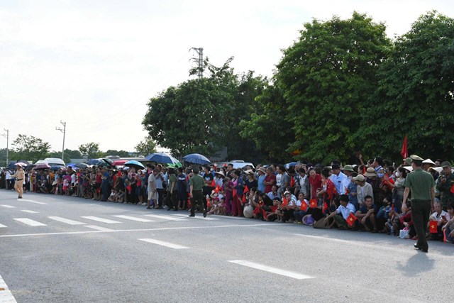 Đ&ocirc;ng đảo b&agrave; con nh&acirc;n d&acirc;n đ&atilde; tập trung tại khu vực tổ chức lễ kh&aacute;nh th&agrave;nh