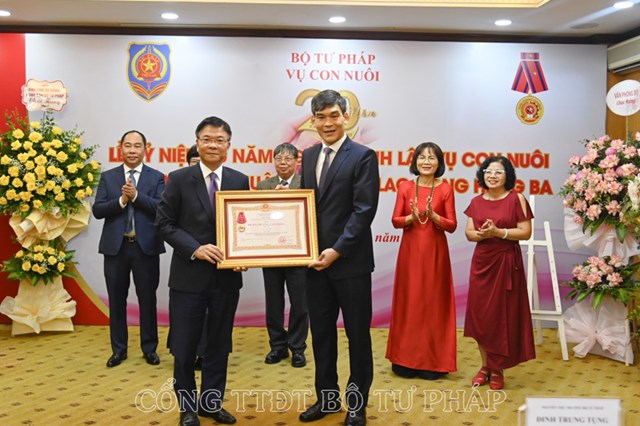 Thừa ủy quyền Chủ tịch nước,&nbsp;Bộ trưởng L&ecirc; Th&agrave;nh Long&nbsp;trao tặng Hu&acirc;n chương Lao động hạng Ba cho Vụ Con nu&ocirc;i